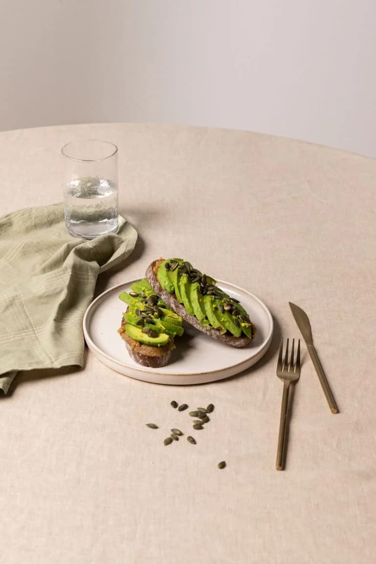 Tostada de aguacate con limón y pipas